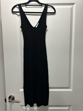 NWOT Babaton Ribbed knitted V-Neck Black Midi Dress